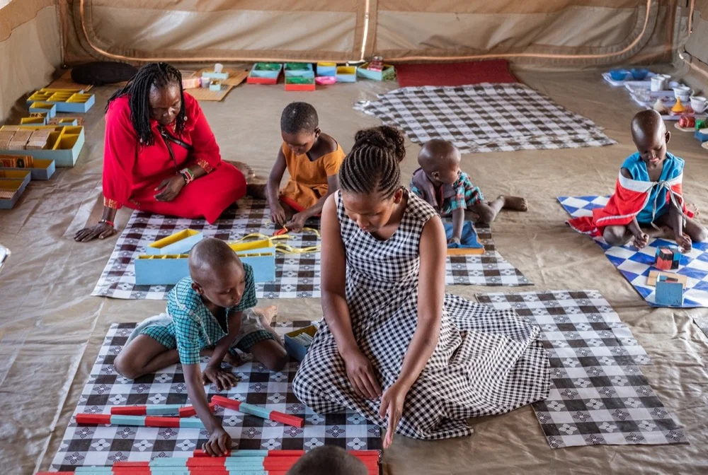 The+Sarara+Foundation_Teacher+Terry+teaching+in+Nomadic+Montessori+School_7 (1)