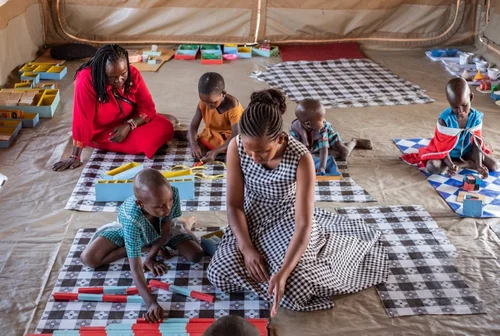 The+Sarara+Foundation_Teacher+Terry+teaching+in+Nomadic+Montessori+School_7